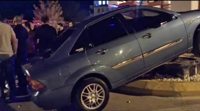 Hisarcık’ta otomobil orta refüje çıktı: Sürücü yaralandı