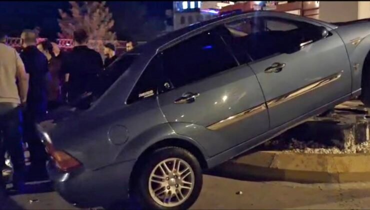 Hisarcık’ta otomobil orta refüje çıktı: Sürücü yaralandı