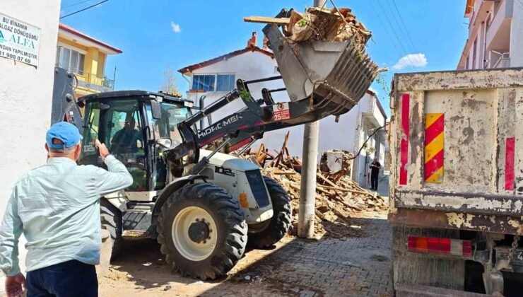 Hisarcık’ta riskli metruk bina kontrollü şekilde yıkıldı
