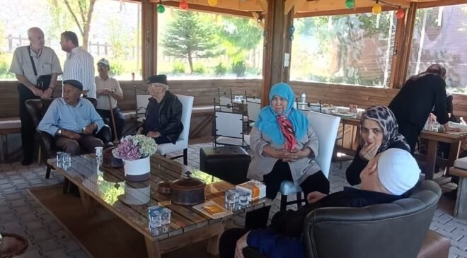 Huzurevi sakinleri lavanta bahçesinde doğayla buluştu