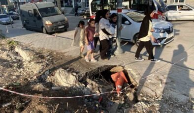 İnşaat çevresindeki kaldırımda oluşan derin göçükler muhtemel kazalara davetiye çıkarıyor