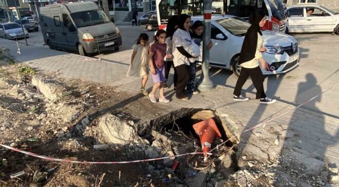 İnşaat çevresindeki kaldırımda oluşan derin göçükler muhtemel kazalara davetiye çıkarıyor