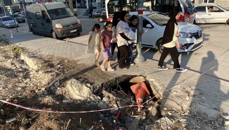 İnşaat çevresindeki kaldırımda oluşan derin göçükler muhtemel kazalara davetiye çıkarıyor
