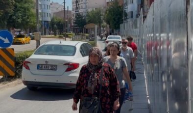 İnşaat paravanı kaldırımı kapattı, yayalar trafiğin ortasında kaldı