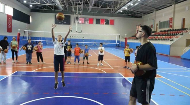 İşitme engelli Koç Fikret Sözen, parkenin yıldızlarını yetiştiriyor