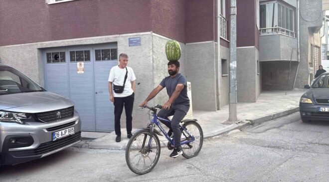 Kafasında 40 kiloluk karpuz varken bisiklet sürüyor, halay çekiyor, koşuya katılıyor