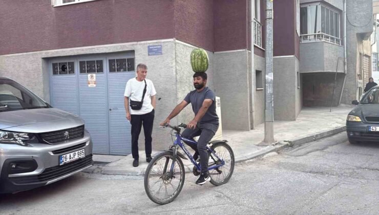 Kafasında 40 kiloluk karpuz varken bisiklet sürüyor, halay çekiyor, koşuya katılıyor