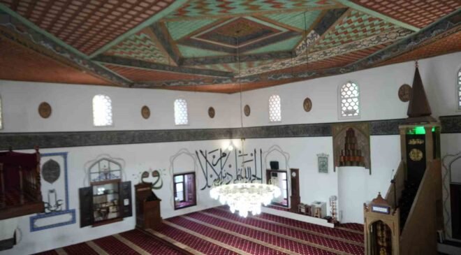 Kanuni Sultan Süleyman’ın damadı ve veziri olan Rüstem Paşa’nın adına yaptırdığı cami, 510 yıldır muhteşem yapısıyla göz kamaştırıyor