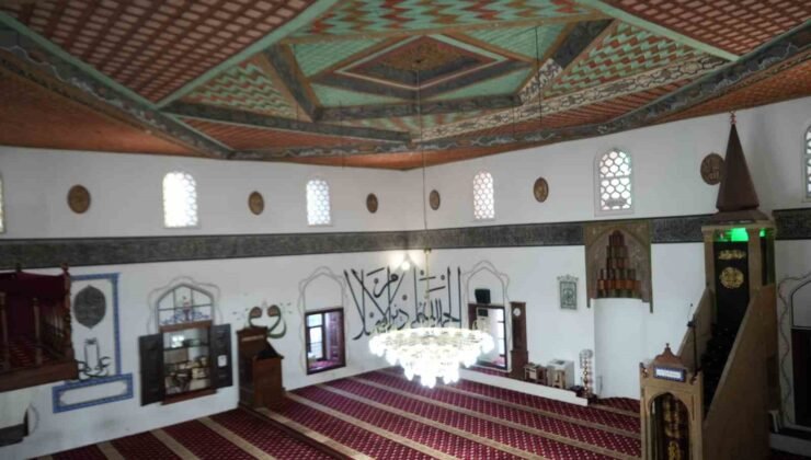 Kanuni Sultan Süleyman’ın damadı ve veziri olan Rüstem Paşa’nın adına yaptırdığı cami, 510 yıldır muhteşem yapısıyla göz kamaştırıyor