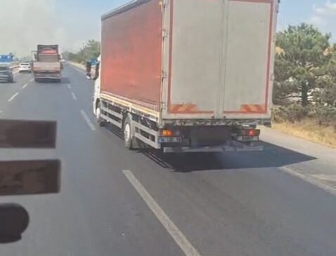 Karayolundaki otluk alanda çıkan yangın ormana sıçramadan söndürüldü