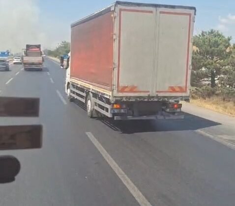 Karayolundaki otluk alanda çıkan yangın ormana sıçramadan söndürüldü