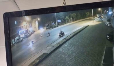 Karşıdan karşıya geçmeye çalışan çocuğa motosikletin çarptığı kaza kamerada