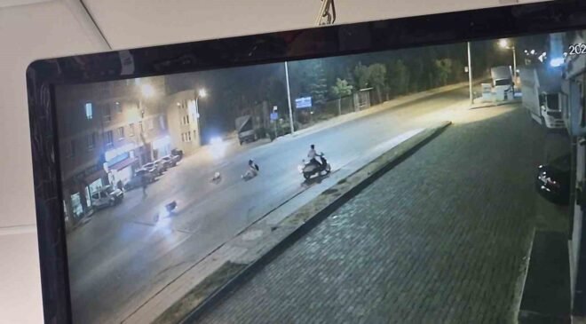 Karşıdan karşıya geçmeye çalışan çocuğa motosikletin çarptığı kaza kamerada