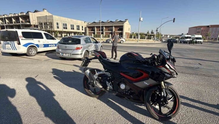 Kavşakta araç ve motosikletin karıştığı kazada 1 kişi yaralandı