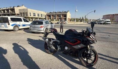 Kavşakta araç ve motosikletin karıştığı kazada 1 kişi yaralandı