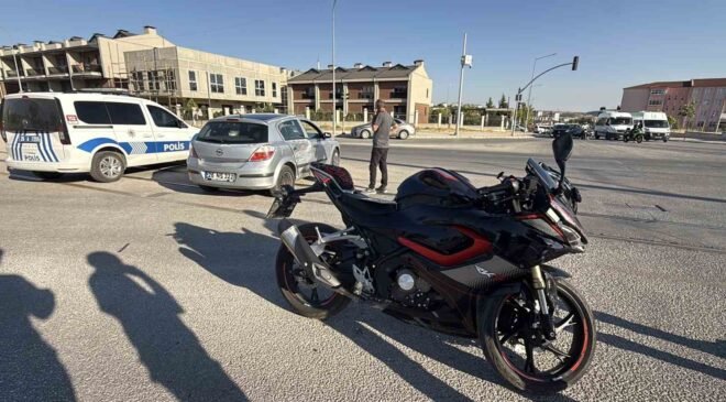 Kavşakta araç ve motosikletin karıştığı kazada 1 kişi yaralandı