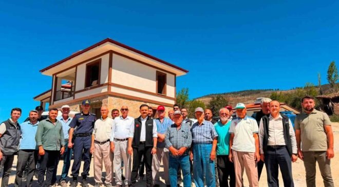 Kaymakam Titiz yangın bölgesinde yapımı süren konutları inceledi