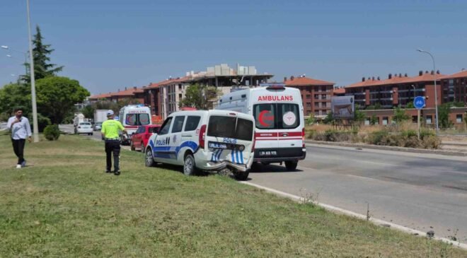 Kaza yerindeki polis aracına otomobil çarptı: 1’i polis 1’i bekçi toplam 6 yaralı