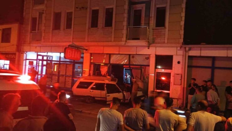 Kontrolden çıkan otomobil markete girdi