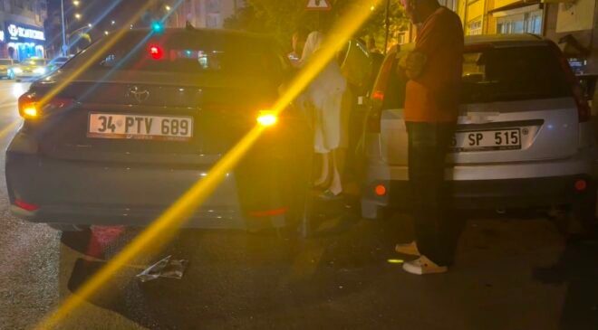 Kontrolden çıkan otomobil park halindeki araçlara çarptı: 3 araçta hasar oluştu