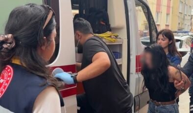 Küçük çekiçle apartmanı birbirine katan kadının korkan çocuğunu polis sakinleştirdi