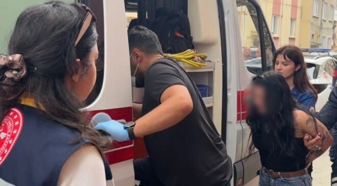 Küçük çekiçle apartmanı birbirine katan kadının korkan çocuğunu polis sakinleştirdi