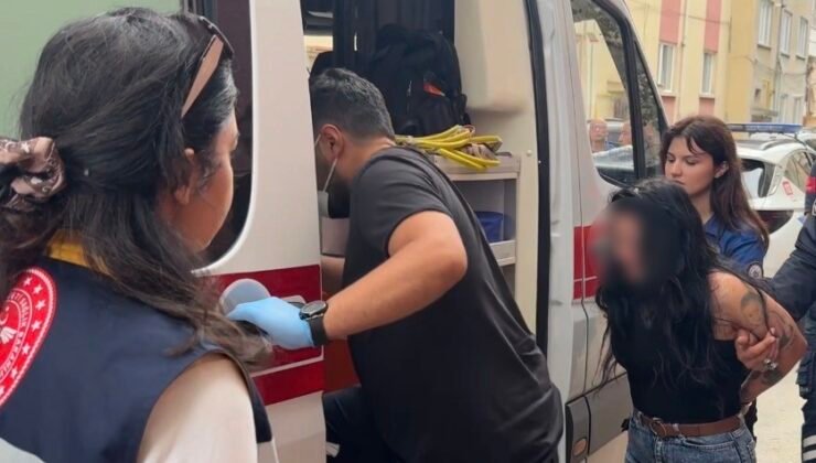 Küçük çekiçle apartmanı birbirine katan kadının korkan çocuğunu polis sakinleştirdi