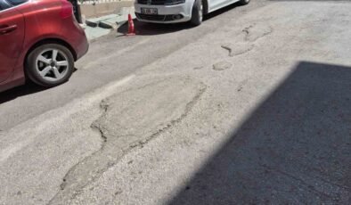 Kurtuluş Mahallesi’ndeki bozuk yollar sürücülere zorluk yaşatıyor