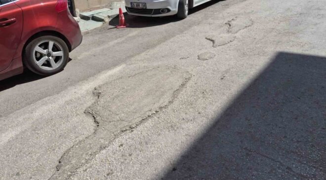 Kurtuluş Mahallesi’ndeki bozuk yollar sürücülere zorluk yaşatıyor
