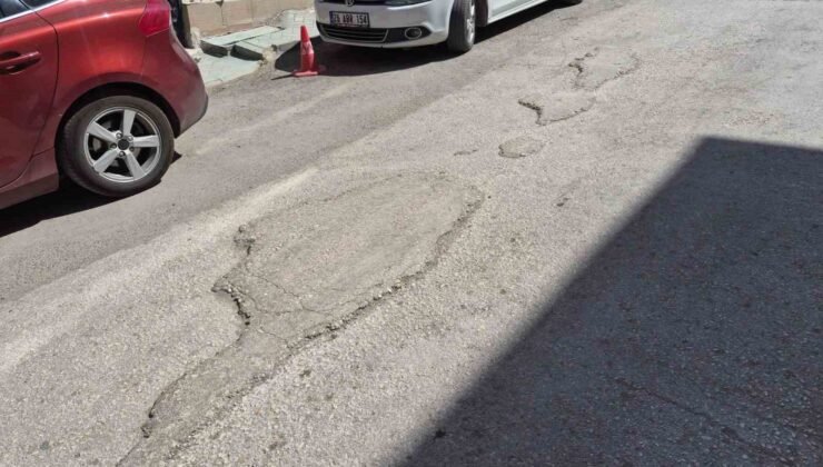 Kurtuluş Mahallesi’ndeki bozuk yollar sürücülere zorluk yaşatıyor
