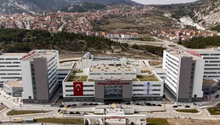 Kütahya Şehir Hastanesi’nde 76 yaşındaki kanser hastasına genel anestezisiz ameliyat