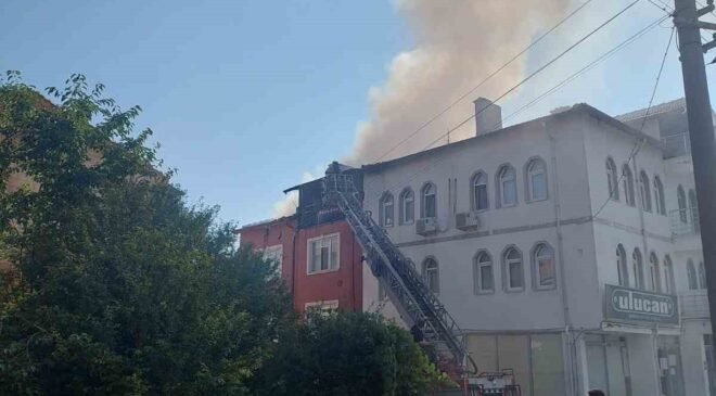 Kütahya’da 3 katlı binanın çatısında yangın