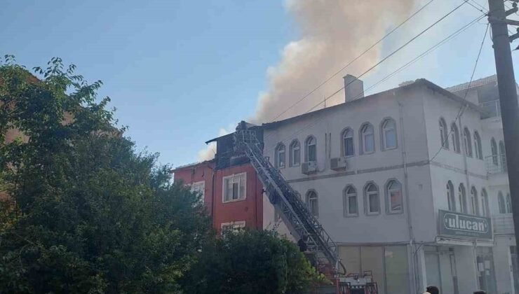 Kütahya’da 3 katlı binanın çatısında yangın