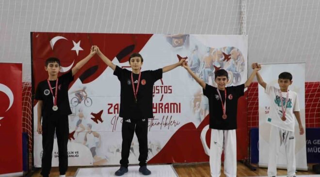 Kütahya’da 30 Ağustos Yıldızlar Taekwondo Zafer Kupası’nda ödül heyecanı