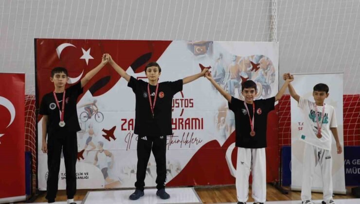 Kütahya’da 30 Ağustos Yıldızlar Taekwondo Zafer Kupası’nda ödül heyecanı