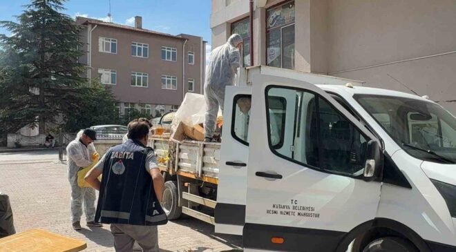 Kütahya’da emekli profesörün iki dairesinden tonlarca eşya ve çöp çıktı