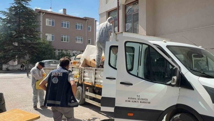 Kütahya’da emekli profesörün iki dairesinden tonlarca eşya ve çöp çıktı