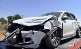 Kütahya’da kavşakta 2 otomobil çarpıştı, 3 yaralı