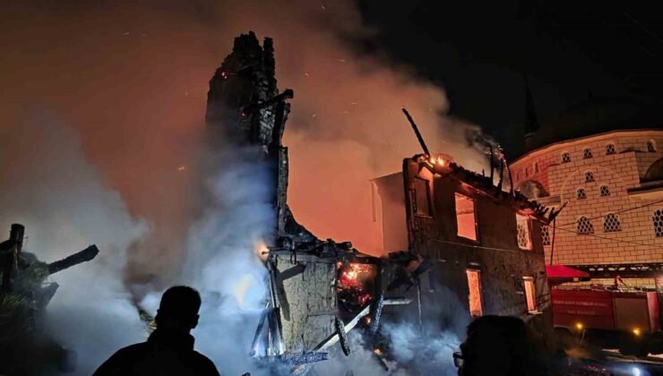 Kütahya’da korkutan yangın: Ahşap ev ve samanlık tamamen yandı