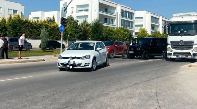 Lüks ciple otomobil çarpıştı, kaza maddi hasarla atlatıldı