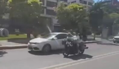 Motosiklete ters oturarak yaptıkları kasksız yolculuk ’pes’ dedirtti