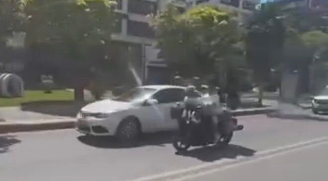 Motosiklete ters oturarak yaptıkları kasksız yolculuk ’pes’ dedirtti