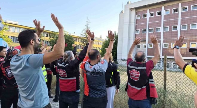 Motosikletlilerden onkoloji servisindeki çocuklara sürpriz