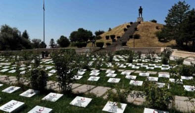 Öğrenciler 510 şehit mezarının taşını okul atölyesinde yapıp mezarları yenilediler