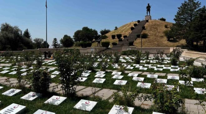 Öğrenciler 510 şehit mezarının taşını okul atölyesinde yapıp mezarları yenilediler