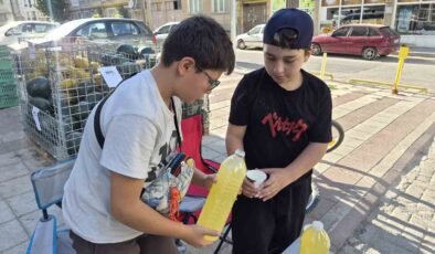 Okul harçlığını çıkarmak isteyen çocuklar limonata satarak aile bütçelerine katkı sağlıyor