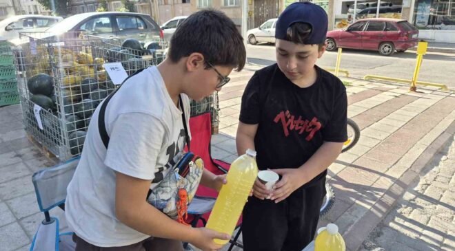 Okul harçlığını çıkarmak isteyen çocuklar limonata satarak aile bütçelerine katkı sağlıyor