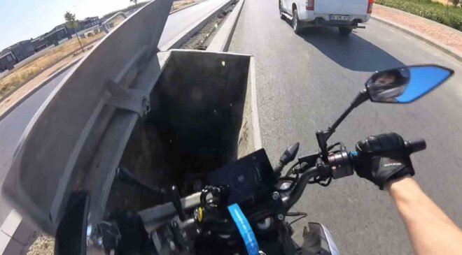 Önündeki aracı sollamaya çalışan motosiklet sürücüsü yola bırakılan çöp konteynerine çarptı