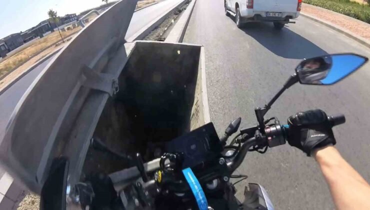Önündeki aracı sollamaya çalışan motosiklet sürücüsü yola bırakılan çöp konteynerine çarptı