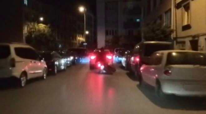 Önündeki otomobil fren yapınca yalpalayan motosikletteki iki kişi böyle yere düştü